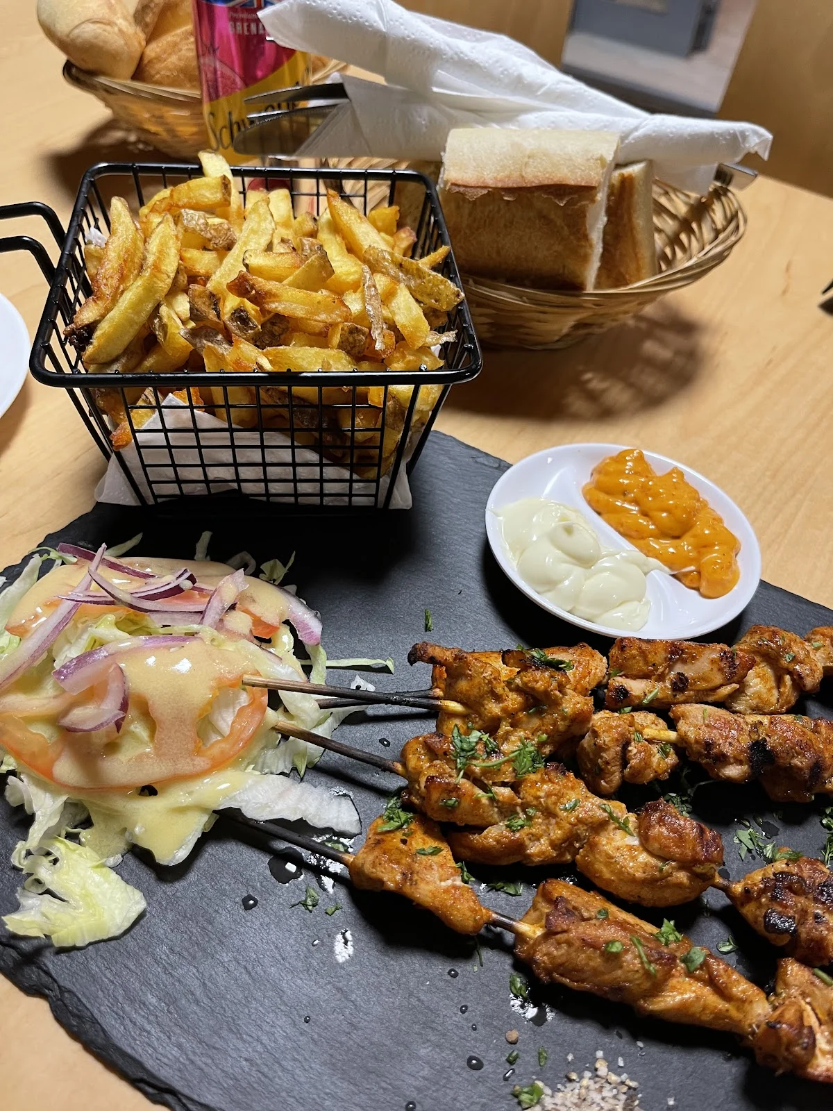 Brochettes, frites en panier et salade sur ardoise — photo de sam C