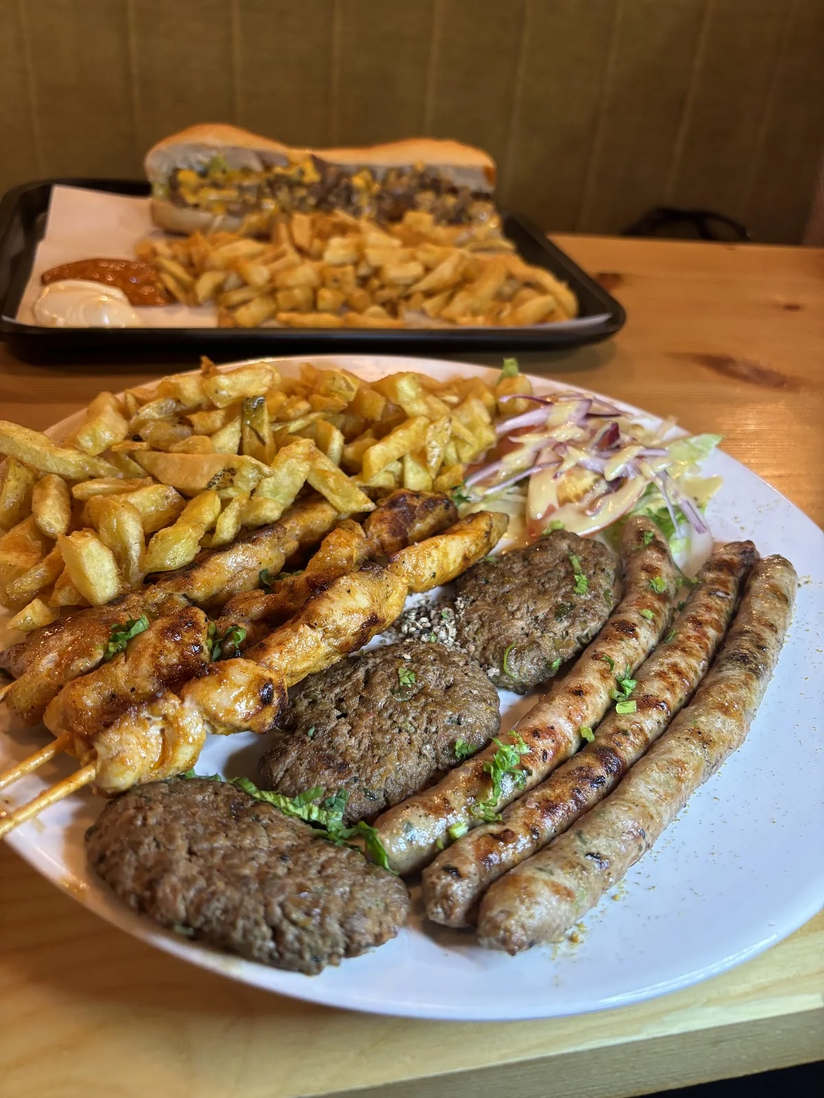 Assiette mixte de brochettes, kefta et frites maison — photo de So Halal Food