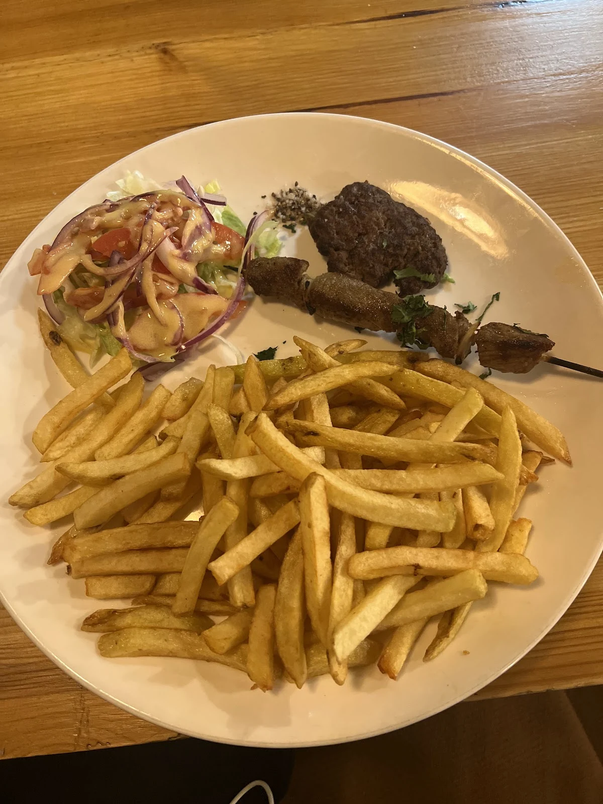Assiette de grillades, salade et frites — photo de Homa Hassani