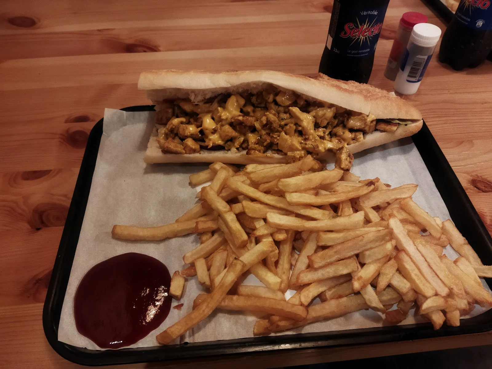 Sandwich et frites sur une table en bois — photo de Lilian Guinin