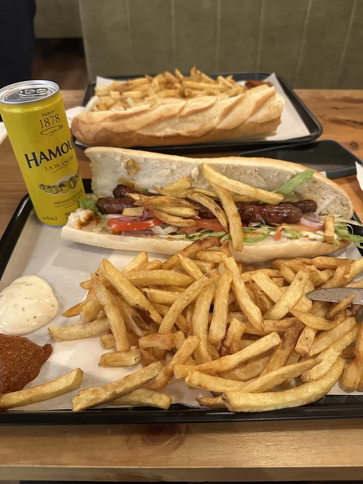 Sandwich aux grillades et frites — photo de Mouffok Sabrina