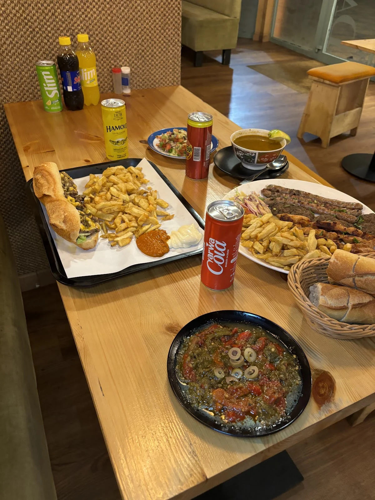 Table de plats à partager, grillades et sandwichs — photo de So Halal Food