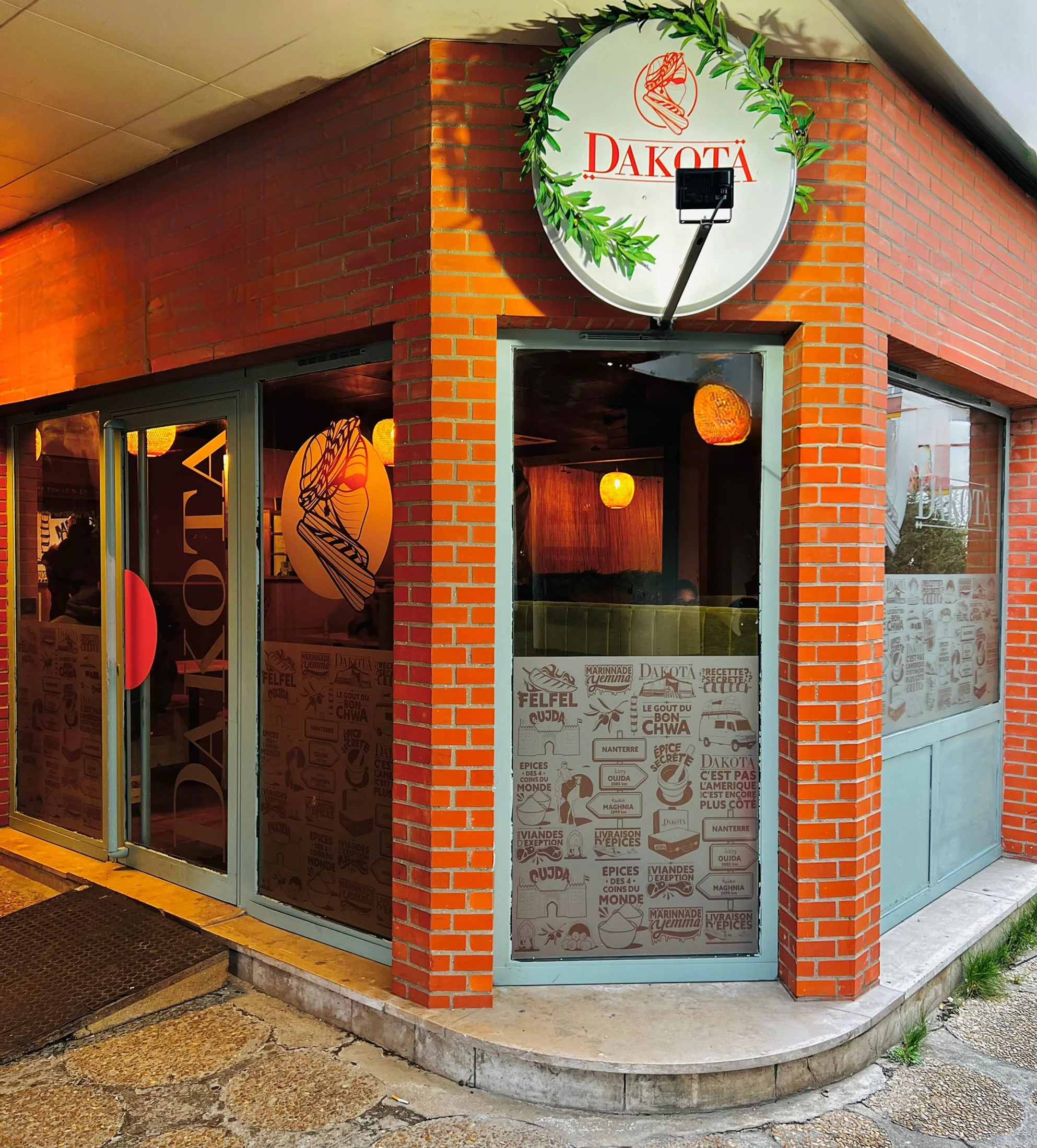 L’entrée du restaurant Dakota Grill au 74 rue du 8 Mai 1945
