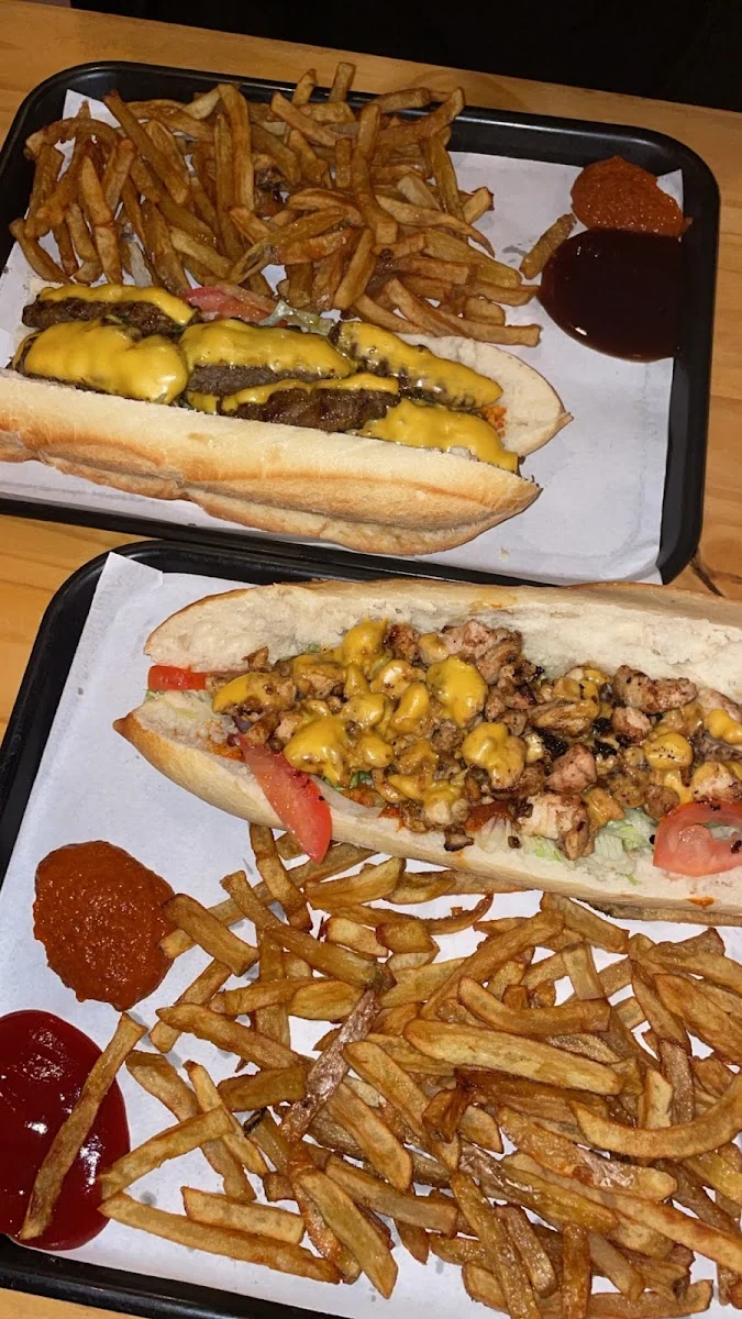 Sandwichs garnis et frites servis au Dakota