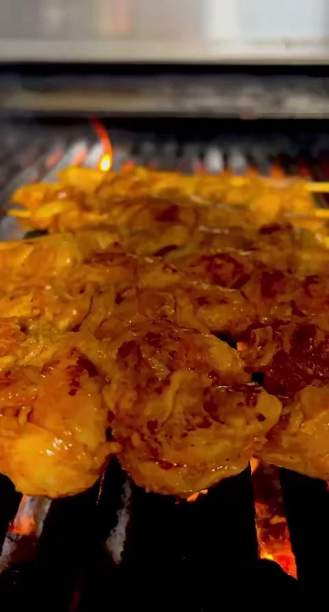 Les grillades de poulet sur la flamme