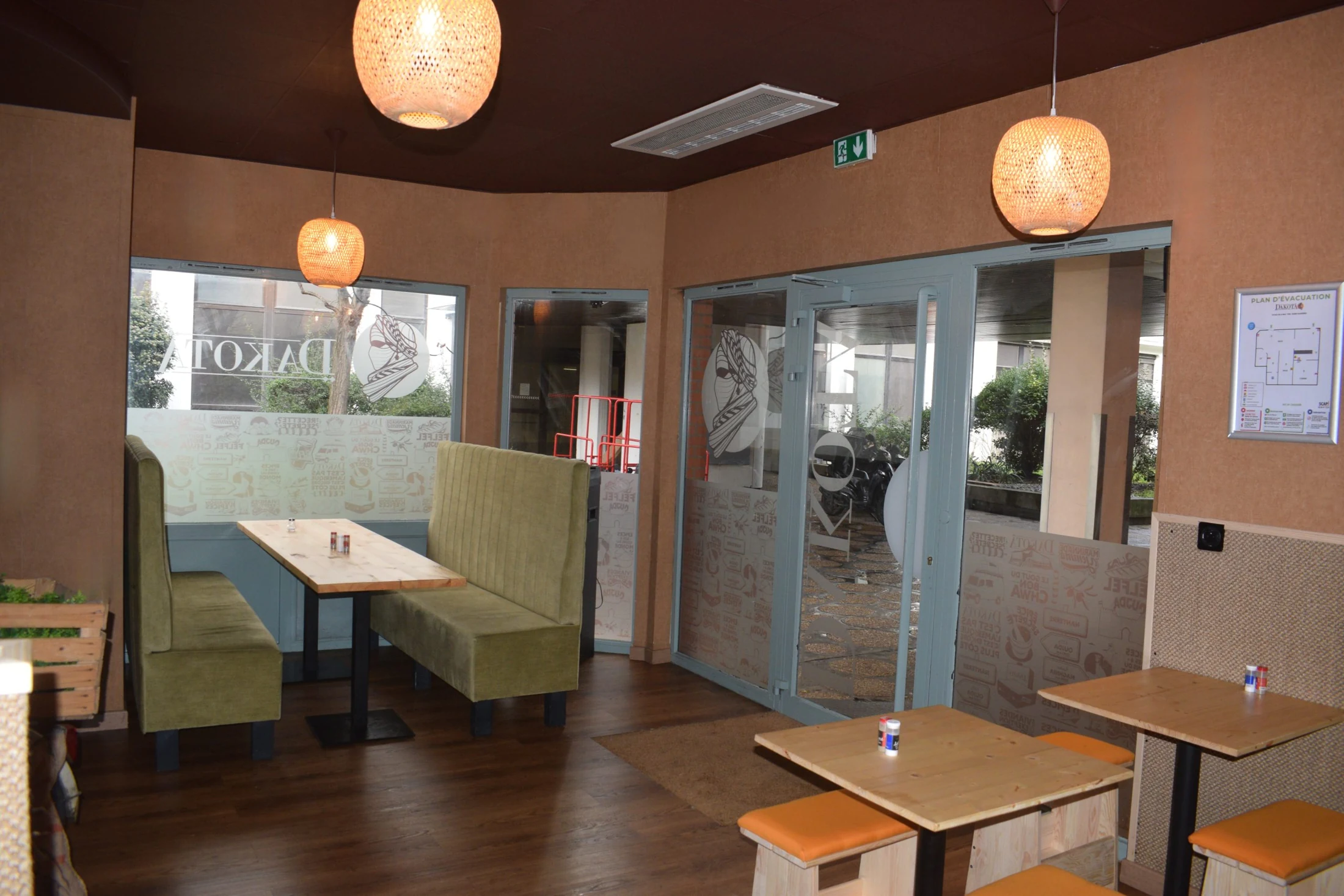 La salle du Dakota Grill à Nanterre, entre banquettes, bois et suspensions chaleureuses